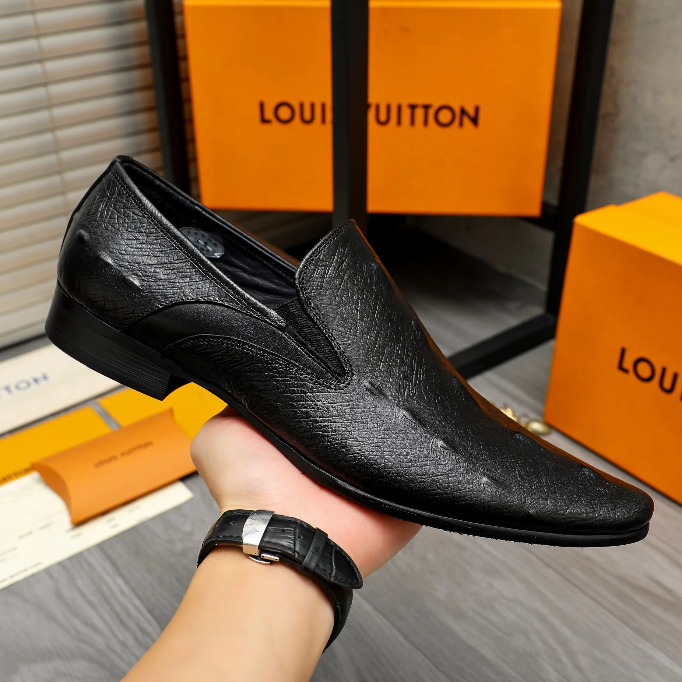 Men's shoes 💰500 Product trademark: LV "Louis Vuitton" business casual slip-on leather shoes Regular size: 37-46 Product material: Selected high-quality embossed cowhide upper, pigskin lining, rubber outsole